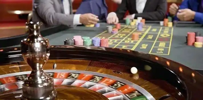 Meja Teen Patti dengan dealer langsung di studio kasino barca138